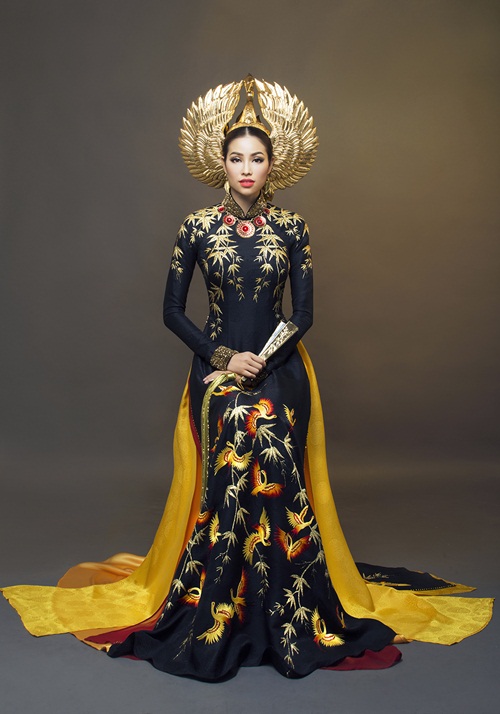 Phạm Hương diện trang phục truyền thống mạ vàng tại HHVN 5